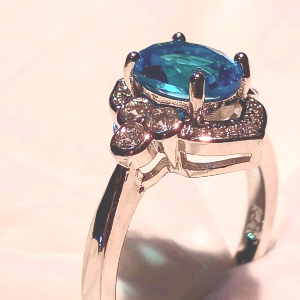Blue topaz, 5 carat in .925 sterling silver.